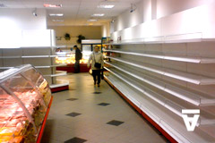 Магазинные полки понемногу пустеют Магазинные полки понемногу пустеют